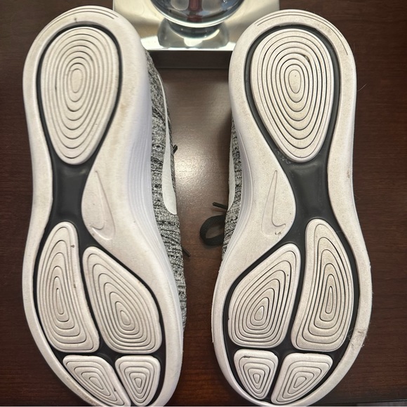 Nike LunarEpic Low Flyknit Oreo Running Shoes Women’s Size 11 - Picture 5 of 6